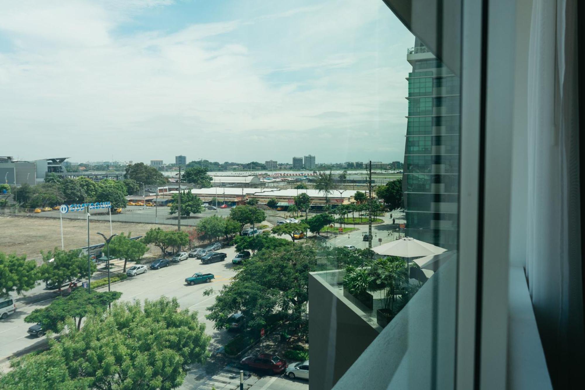 ฮอลิเดย์อินน์ กวายากิล แอร์พอร์ต ภายนอก รูปภาพ View of the station from the nearby hotel