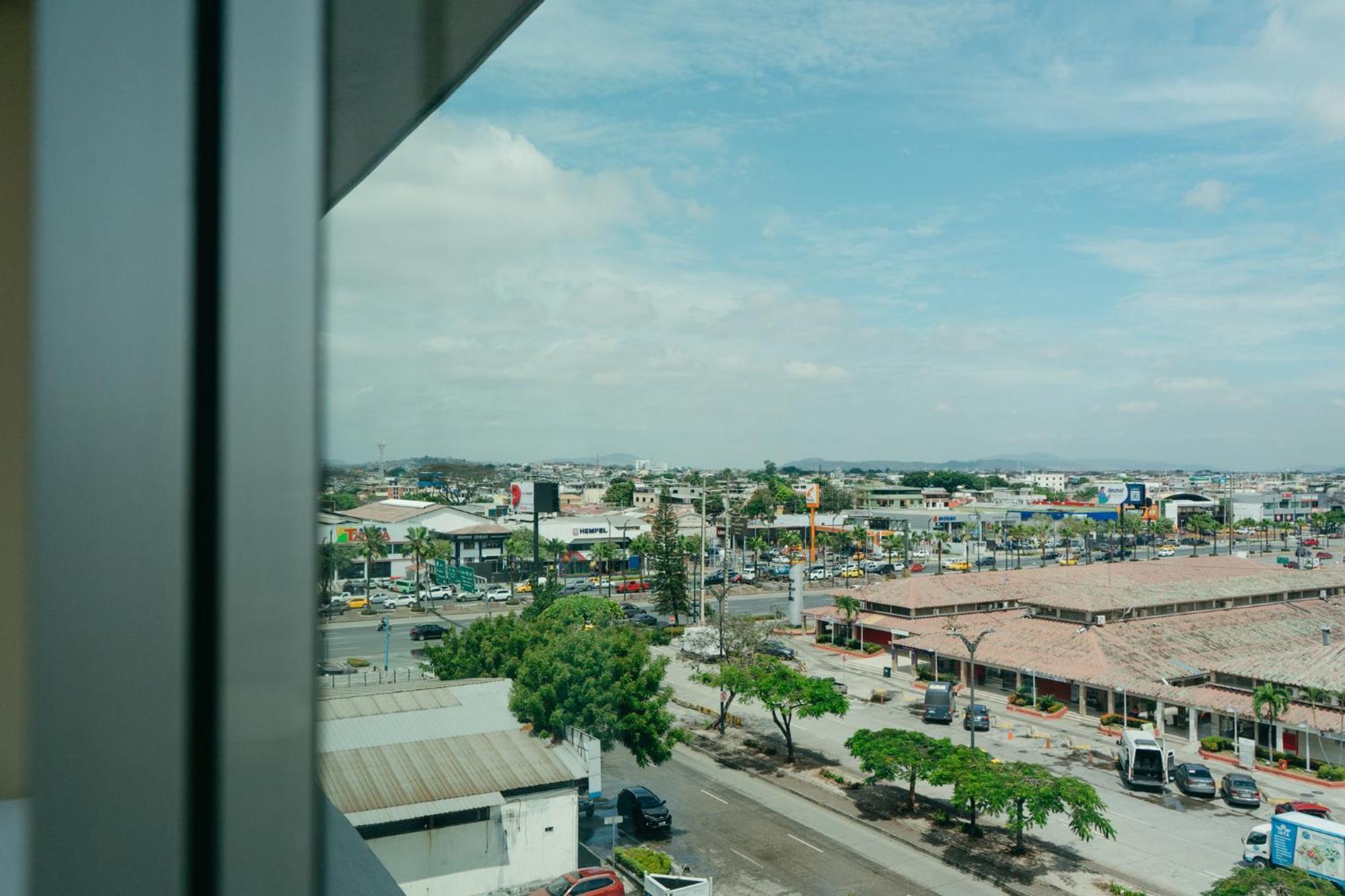ฮอลิเดย์อินน์ กวายากิล แอร์พอร์ต ภายนอก รูปภาพ View of the city from the hotel