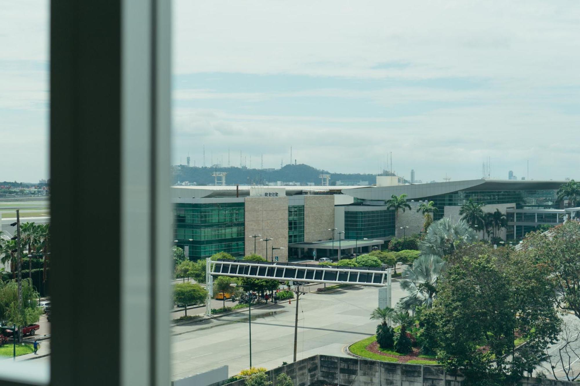 ฮอลิเดย์อินน์ กวายากิล แอร์พอร์ต ภายนอก รูปภาพ View of the airport from the nearby hotel
