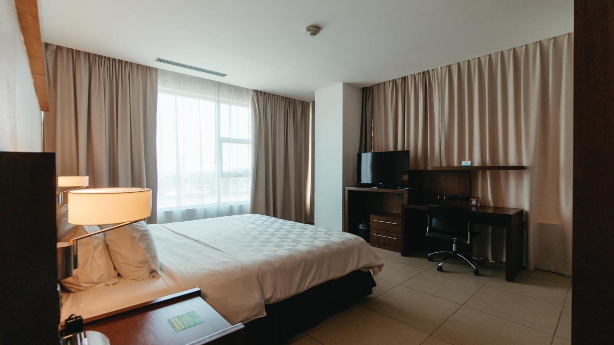 ฮอลิเดย์อินน์ กวายากิล แอร์พอร์ต ภายนอก รูปภาพ A bedroom at the Residence Inn