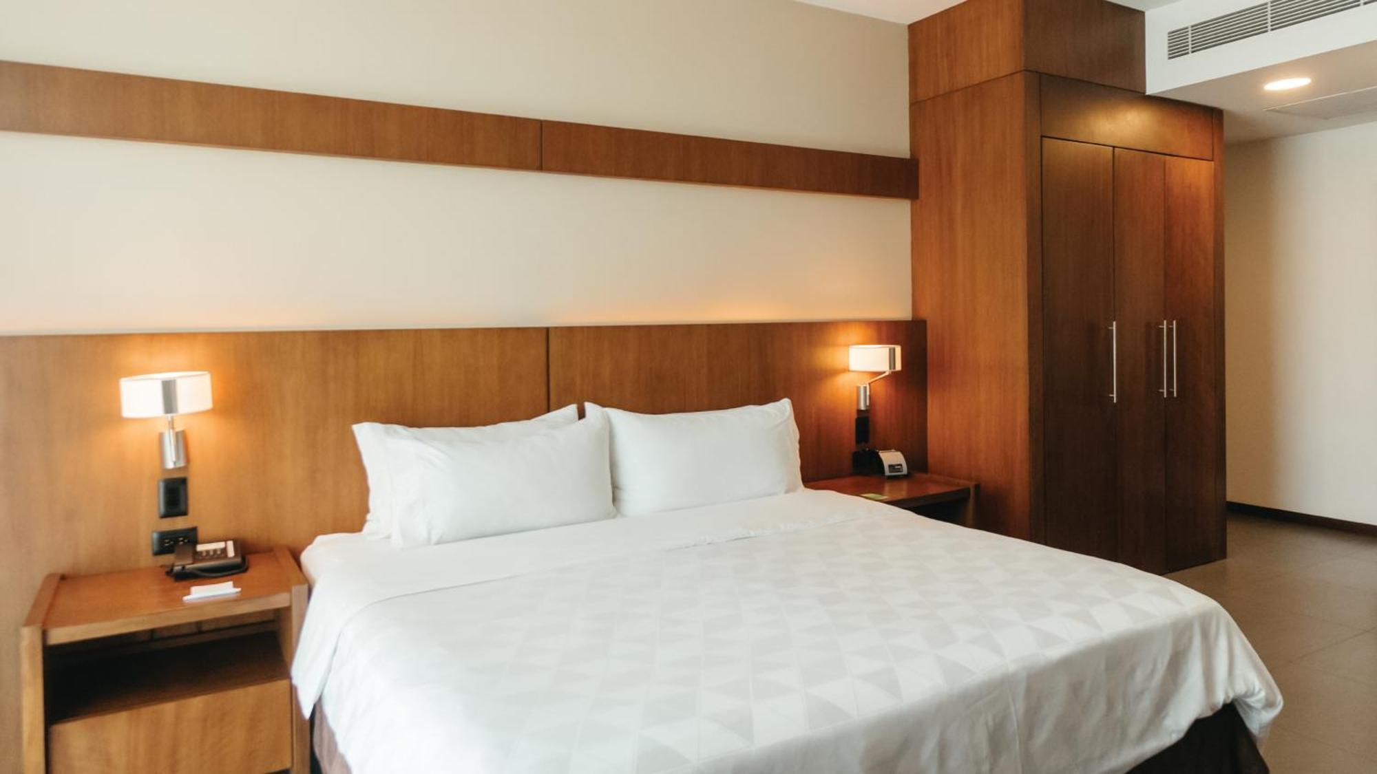 ฮอลิเดย์อินน์ กวายากิล แอร์พอร์ต ภายนอก รูปภาพ A bedroom at the hotel
