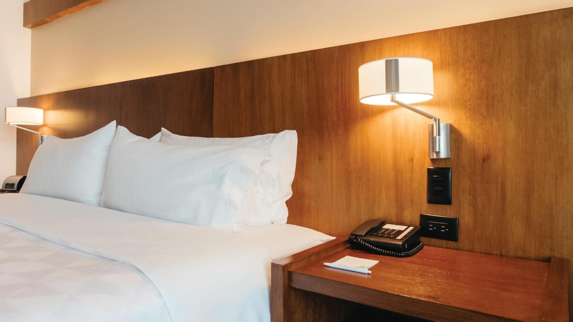 ฮอลิเดย์อินน์ กวายากิล แอร์พอร์ต ภายนอก รูปภาพ A wall-mounted light
