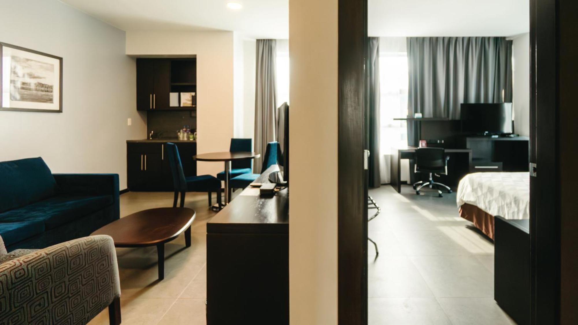 ฮอลิเดย์อินน์ กวายากิล แอร์พอร์ต ภายนอก รูปภาพ A typical studio apartment