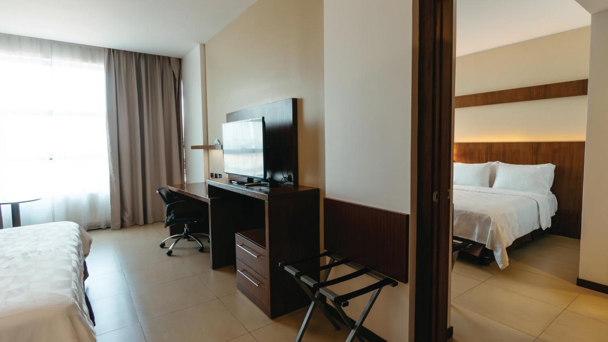 ฮอลิเดย์อินน์ กวายากิล แอร์พอร์ต ภายนอก รูปภาพ A suite at the hotel
