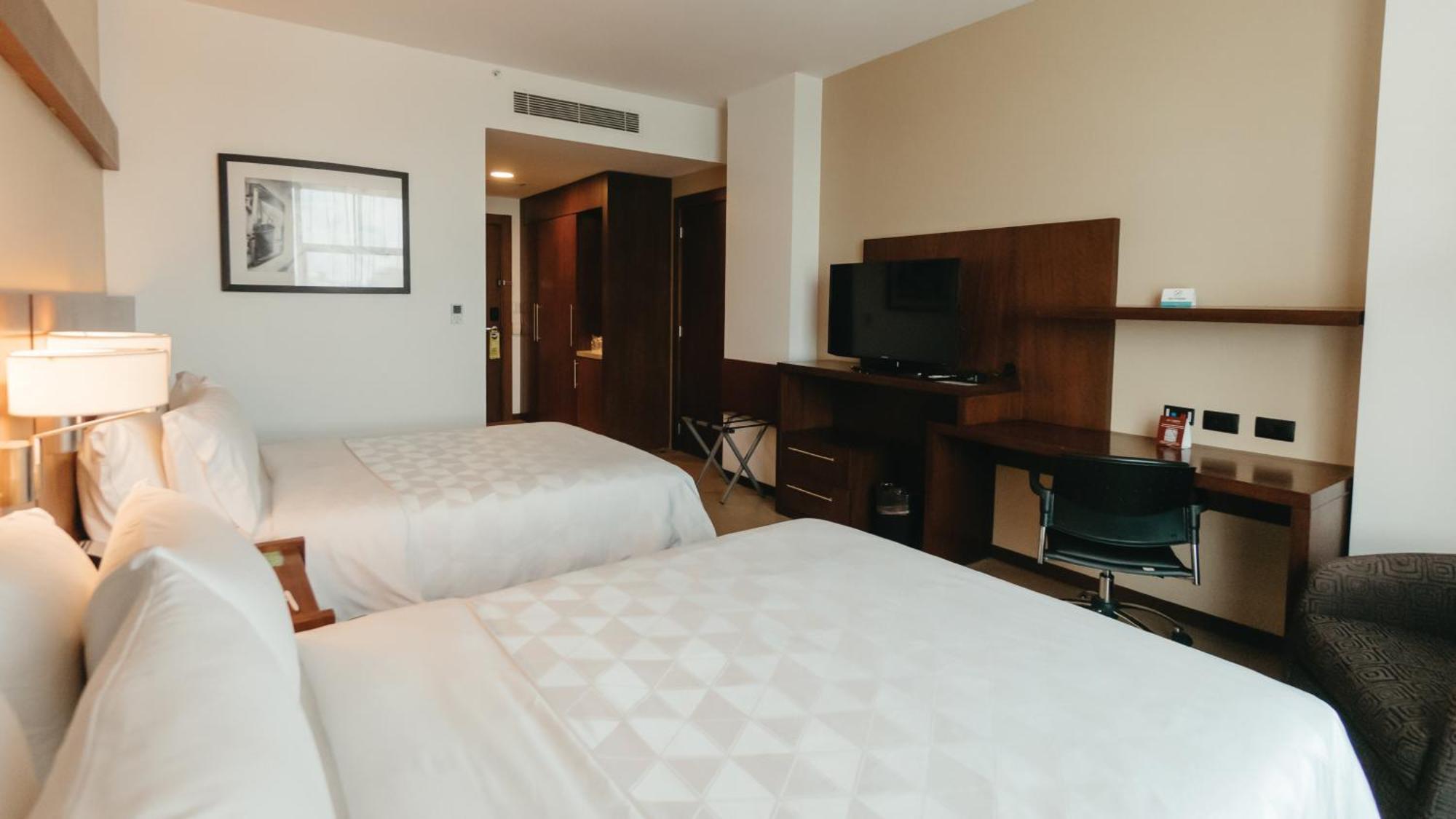 ฮอลิเดย์อินน์ กวายากิล แอร์พอร์ต ภายนอก รูปภาพ A room at the Hilton London Heathrow
