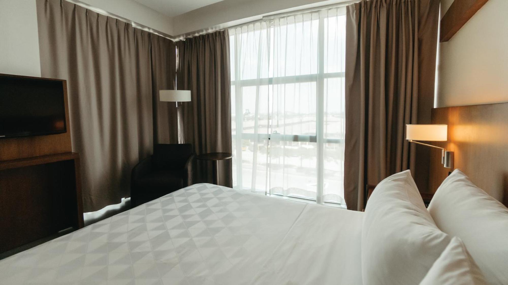 ฮอลิเดย์อินน์ กวายากิล แอร์พอร์ต ภายนอก รูปภาพ A bedroom at the hotel