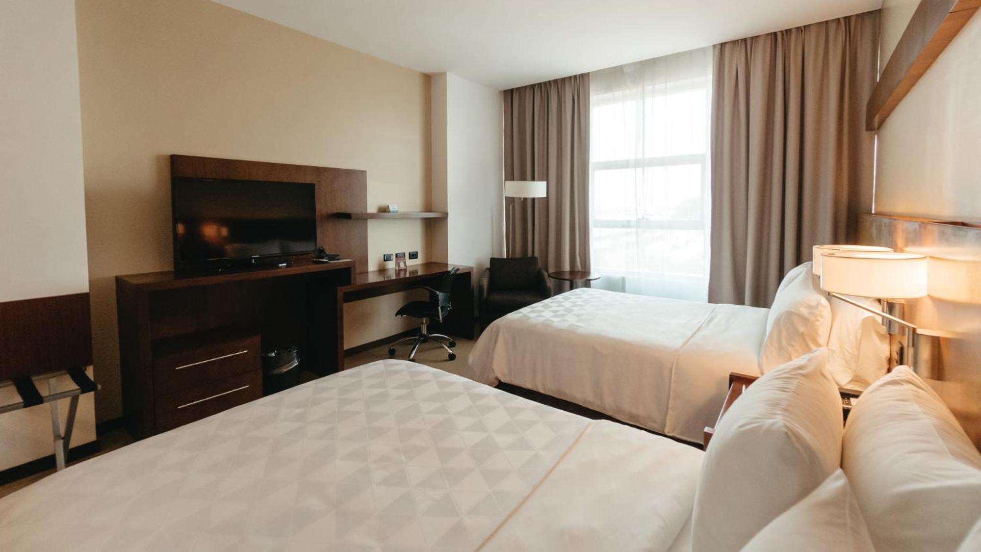 ฮอลิเดย์อินน์ กวายากิล แอร์พอร์ต ภายนอก รูปภาพ A typical guest room at the Hilton Garden Inn in San Francisco