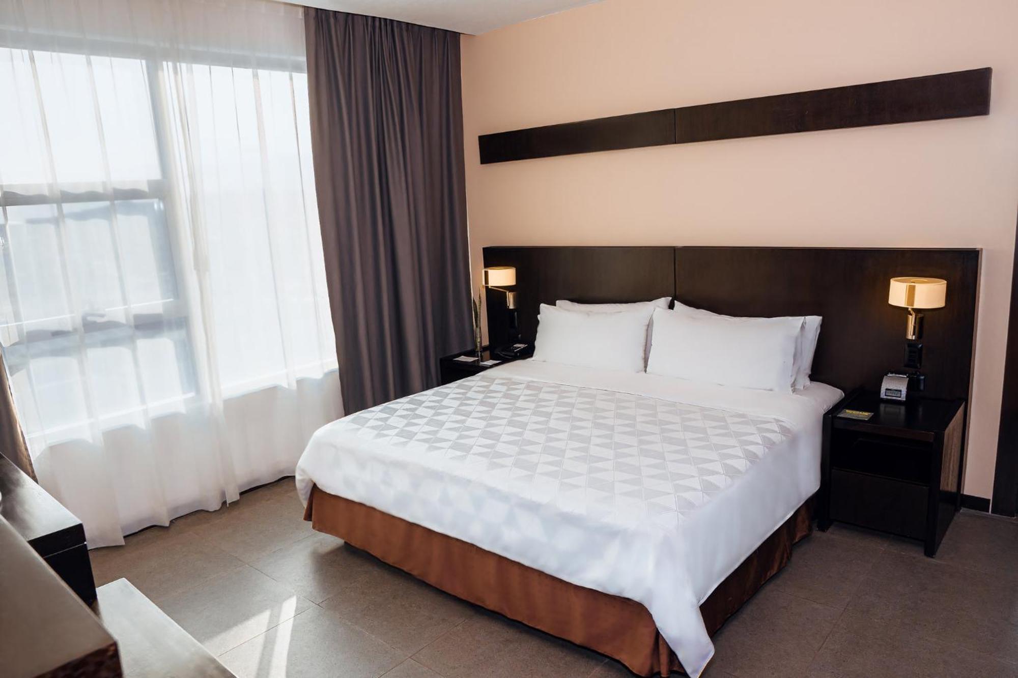 ฮอลิเดย์อินน์ กวายากิล แอร์พอร์ต ภายนอก รูปภาพ A bedroom at the hotel