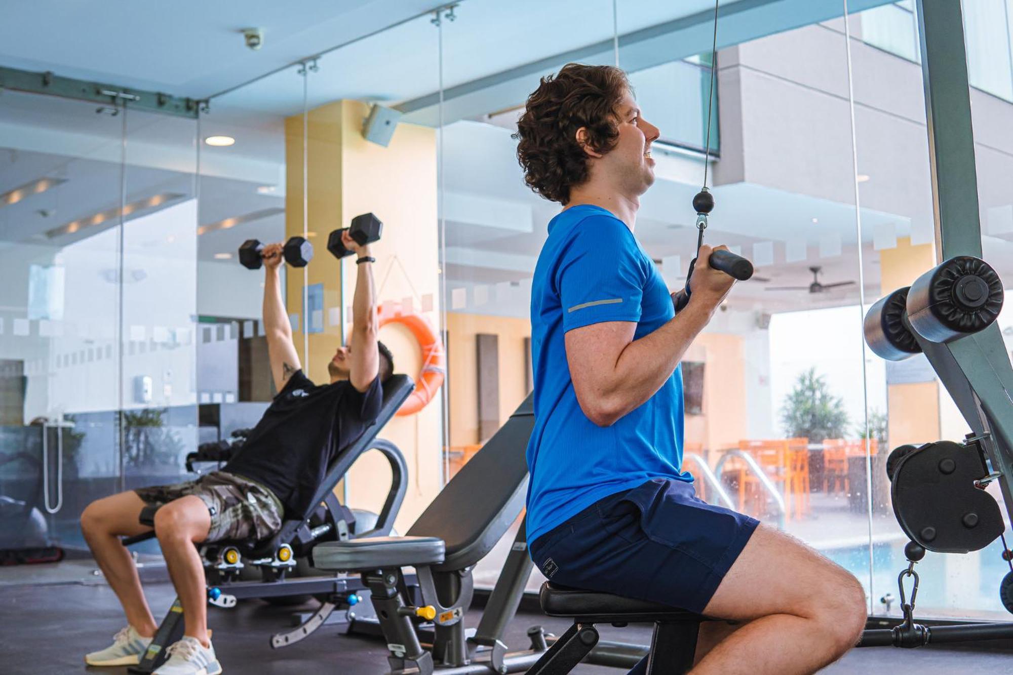 ฮอลิเดย์อินน์ กวายากิล แอร์พอร์ต ภายนอก รูปภาพ A seated dumbbell press