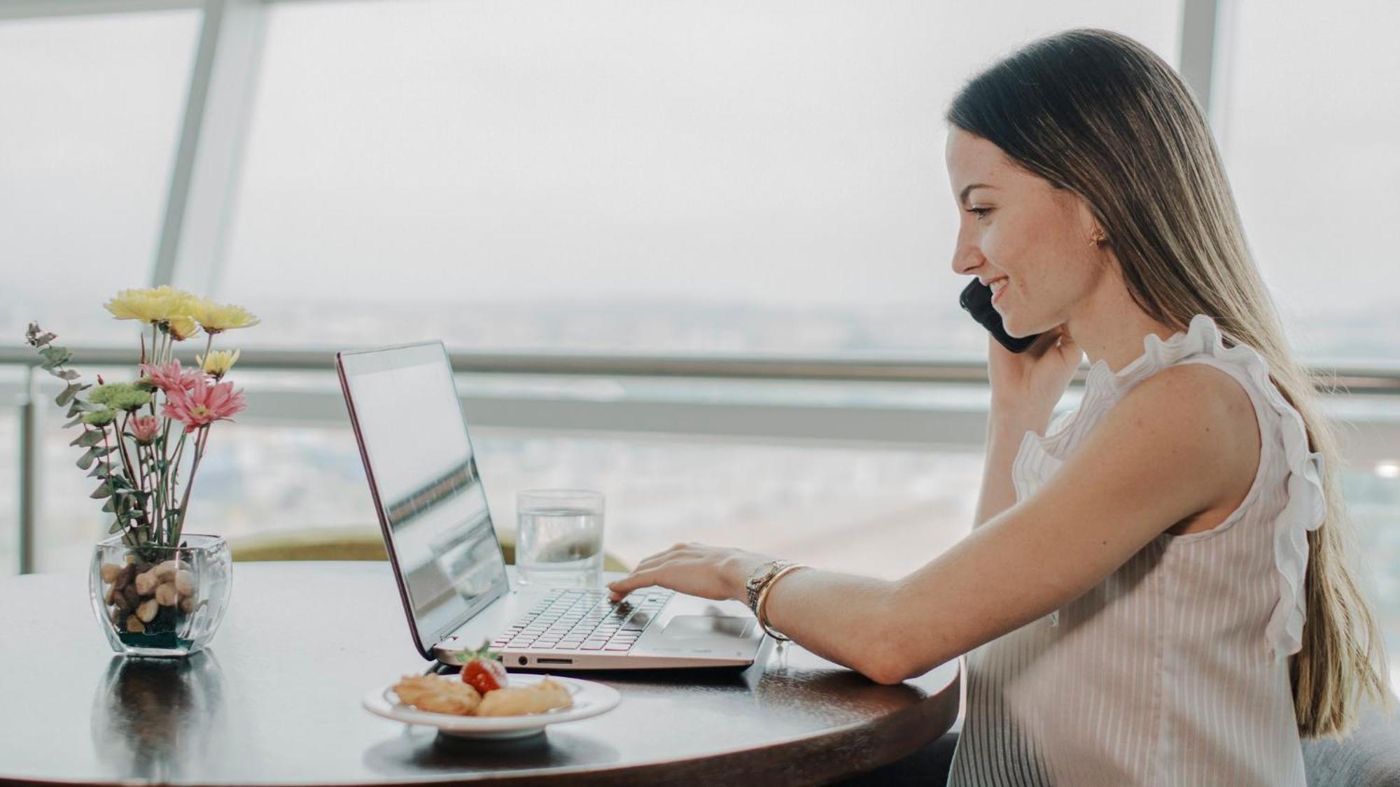 ฮอลิเดย์อินน์ กวายากิล แอร์พอร์ต ภายนอก รูปภาพ A woman working from home