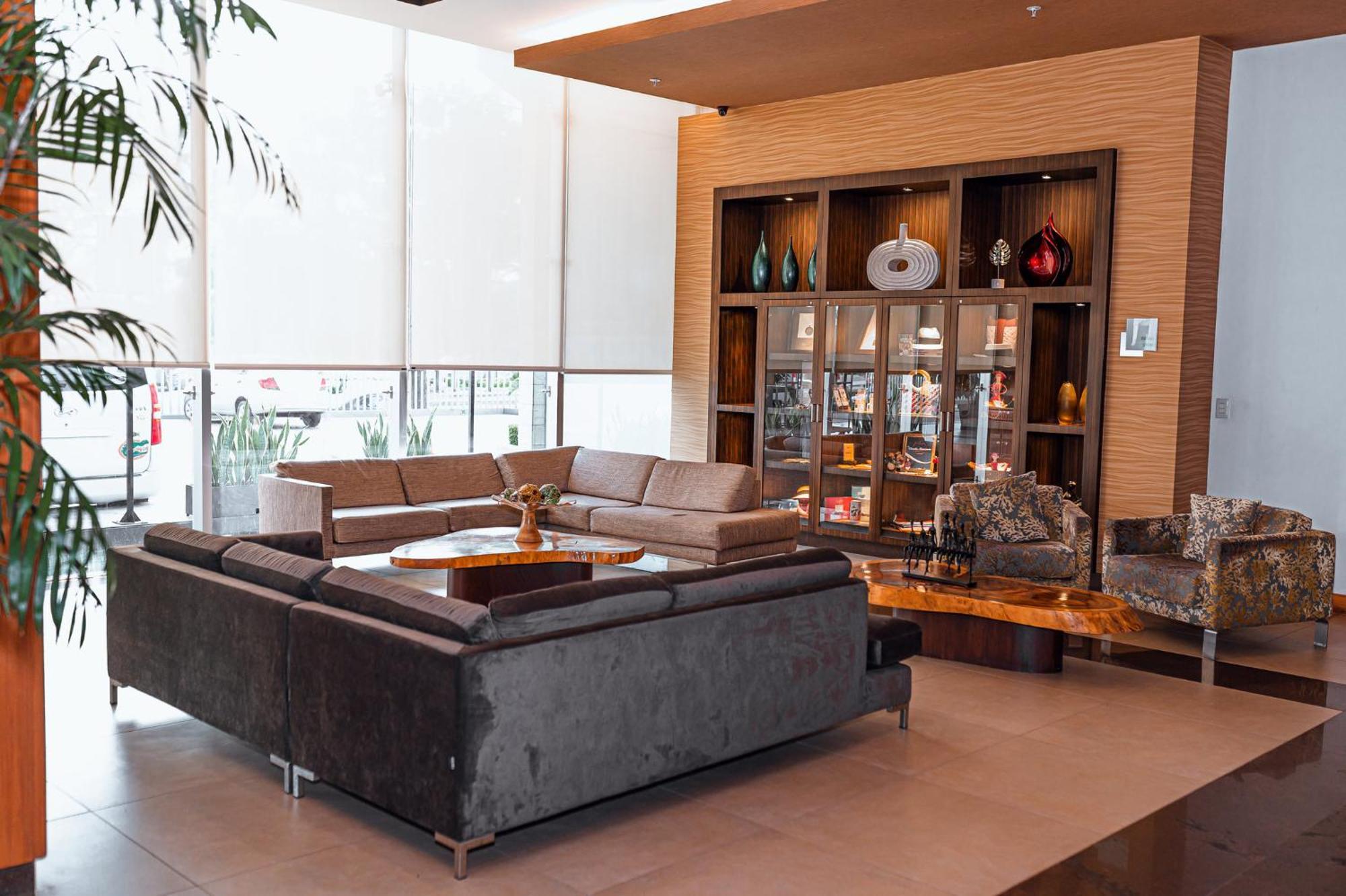 ฮอลิเดย์อินน์ กวายากิล แอร์พอร์ต ภายนอก รูปภาพ The lobby of the hotel