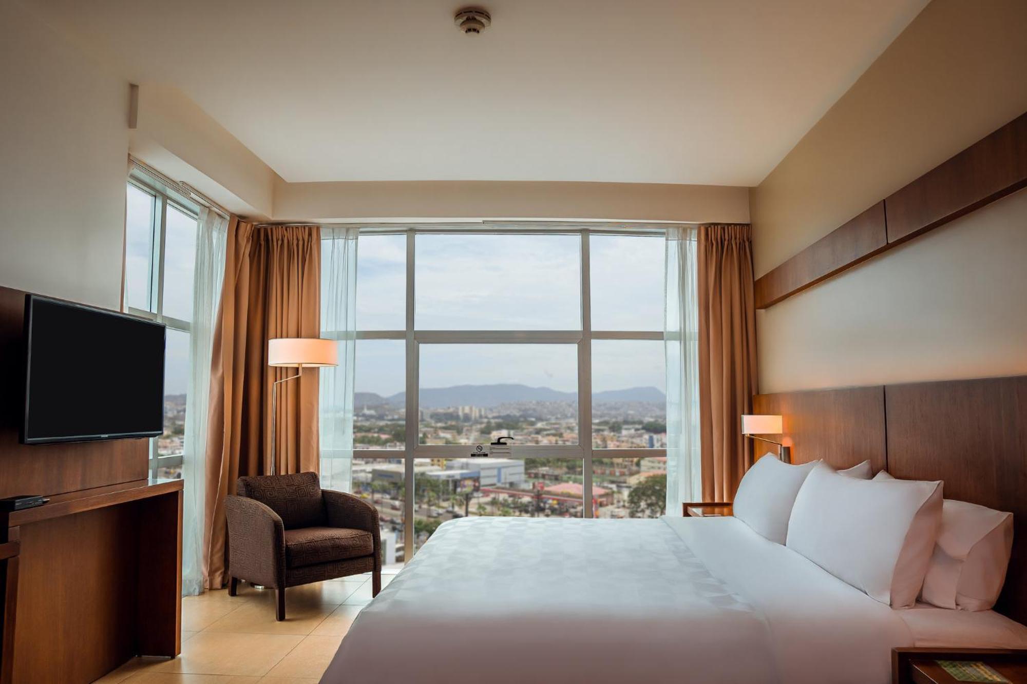ฮอลิเดย์อินน์ กวายากิล แอร์พอร์ต ภายนอก รูปภาพ A bedroom at the Hilton Garden Inn in Tucson, Arizona