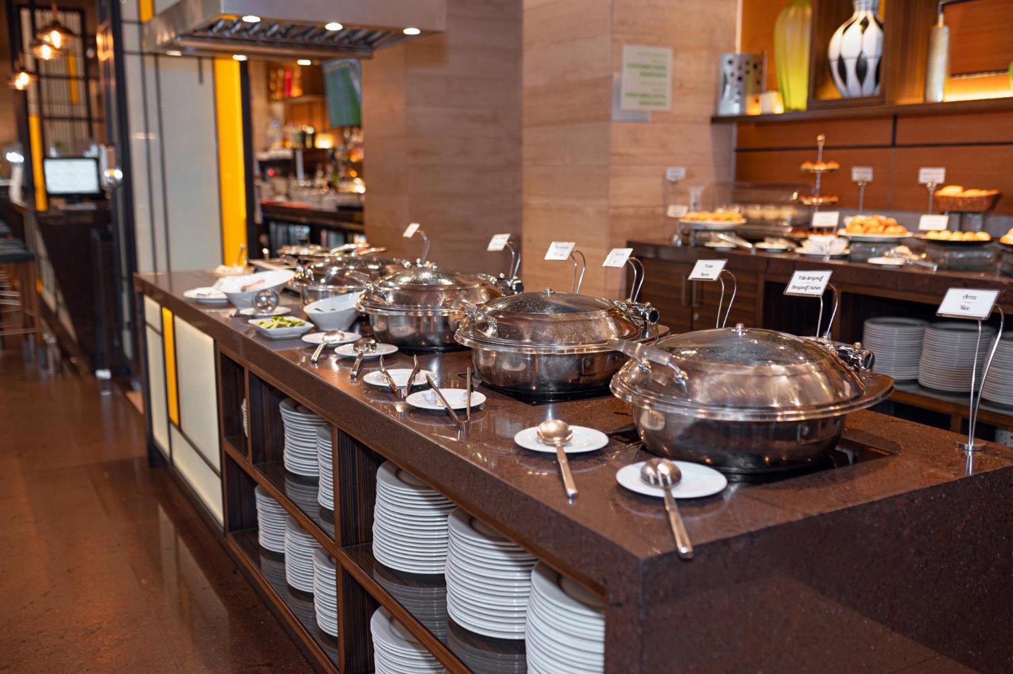 ฮอลิเดย์อินน์ กวายากิล แอร์พอร์ต ภายนอก รูปภาพ A buffet at a hotel