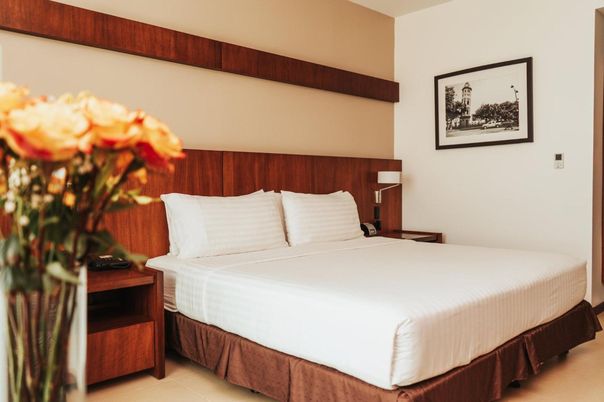 ฮอลิเดย์อินน์ กวายากิล แอร์พอร์ต ภายนอก รูปภาพ A bedroom at the hotel