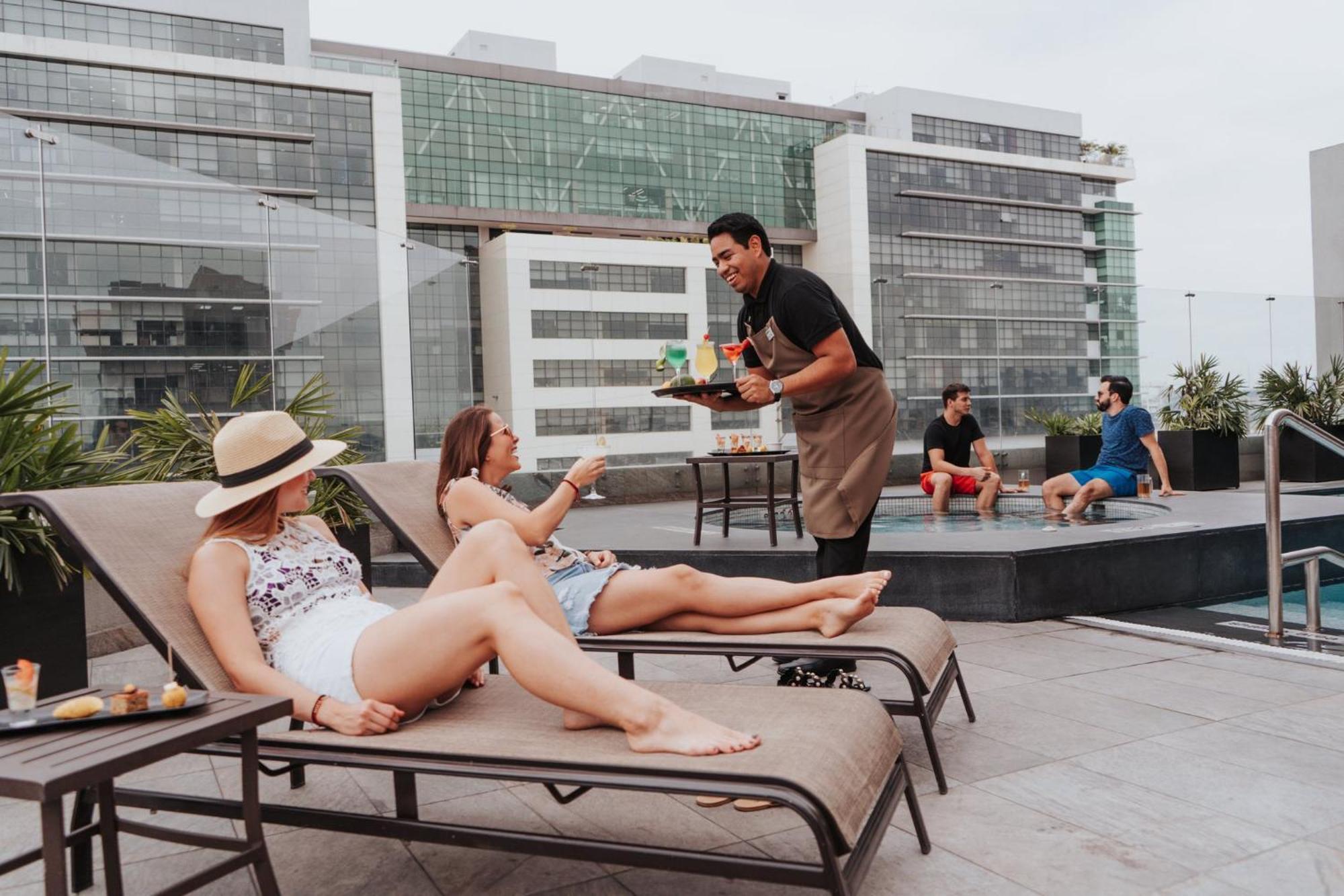 ฮอลิเดย์อินน์ กวายากิล แอร์พอร์ต ภายนอก รูปภาพ Rooftop pool at the hotel