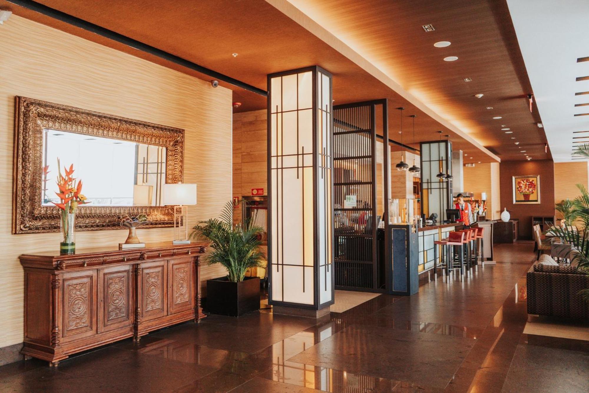 ฮอลิเดย์อินน์ กวายากิล แอร์พอร์ต ภายนอก รูปภาพ The interior of the lounge