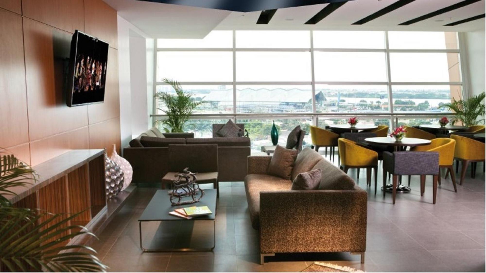 ฮอลิเดย์อินน์ กวายากิล แอร์พอร์ต ภายนอก รูปภาพ The Club Lounge at KLIA
