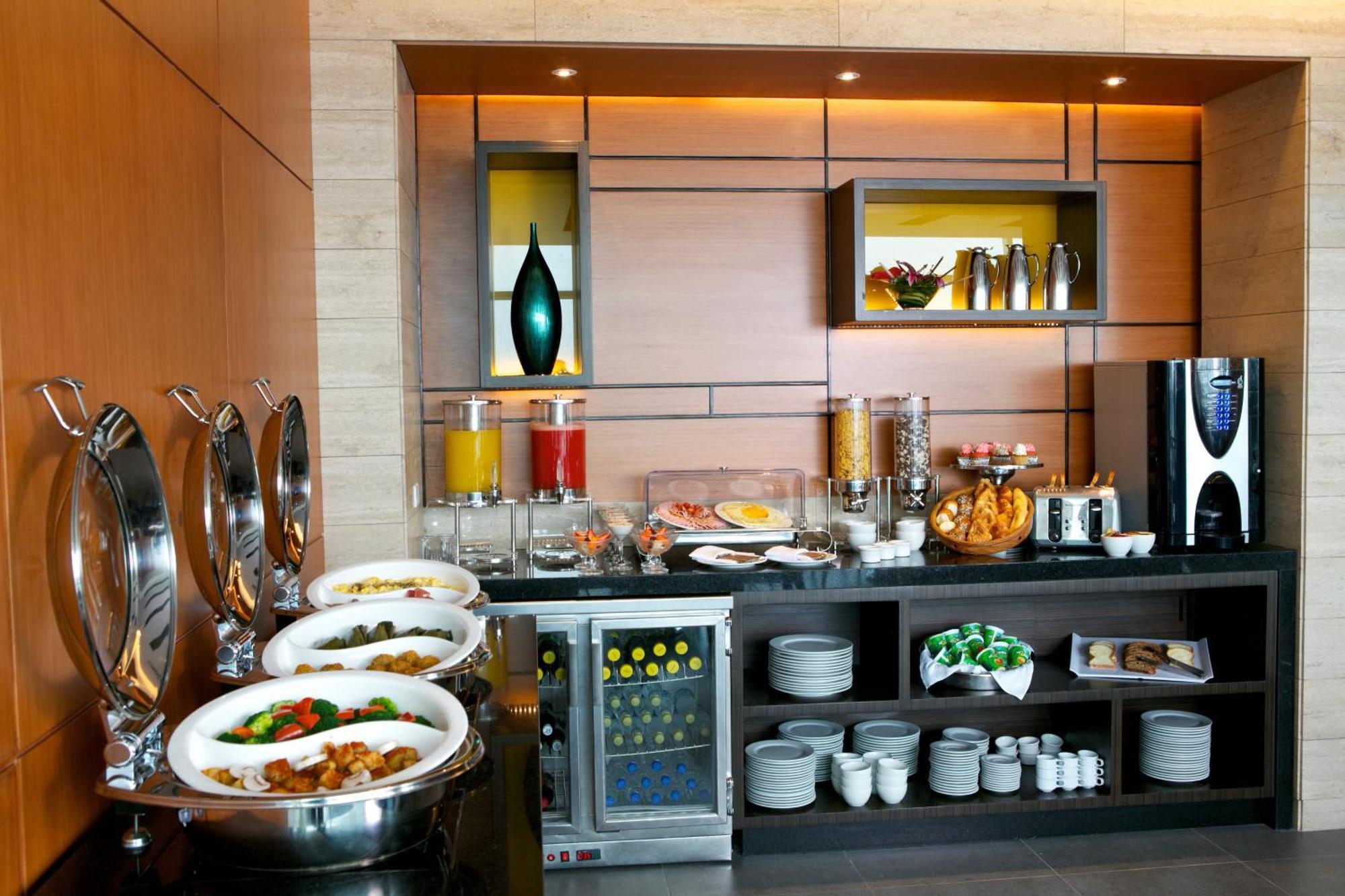 ฮอลิเดย์อินน์ กวายากิล แอร์พอร์ต ภายนอก รูปภาพ A buffet at a hotel
