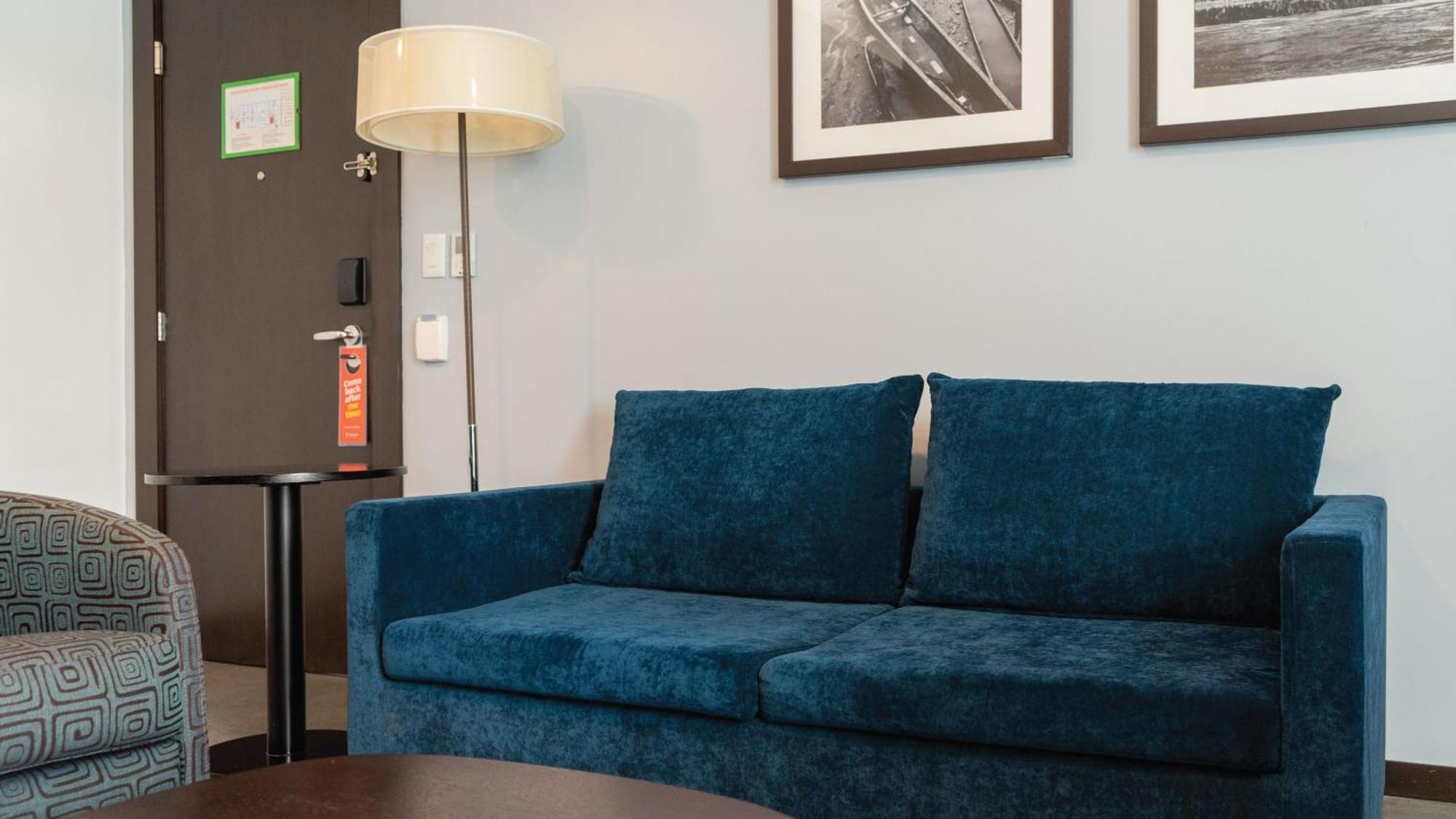 ฮอลิเดย์อินน์ กวายากิล แอร์พอร์ต ภายนอก รูปภาพ A sofa