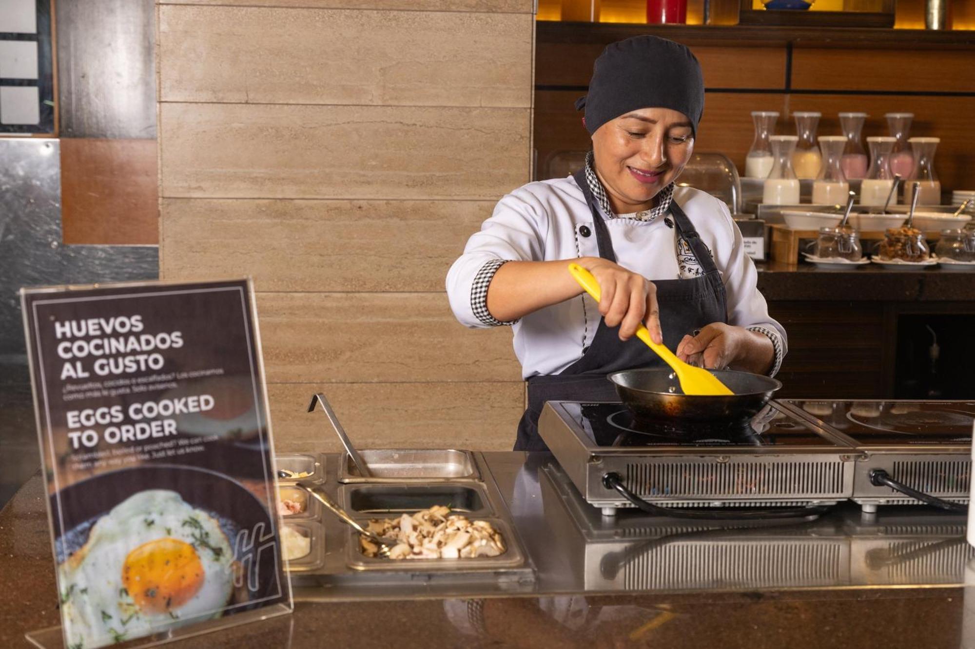 ฮอลิเดย์อินน์ กวายากิล แอร์พอร์ต ภายนอก รูปภาพ A woman cooking eggs