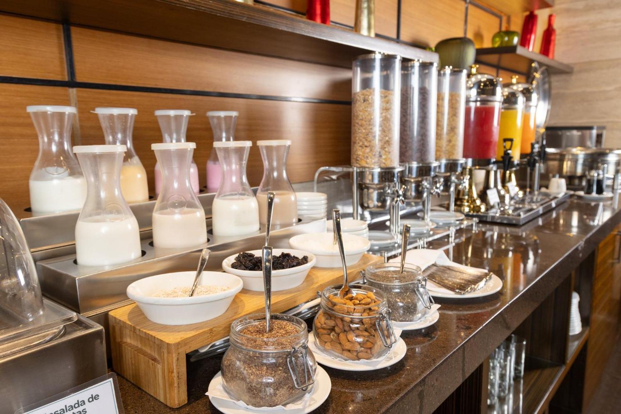 ฮอลิเดย์อินน์ กวายากิล แอร์พอร์ต ภายนอก รูปภาพ A breakfast buffet