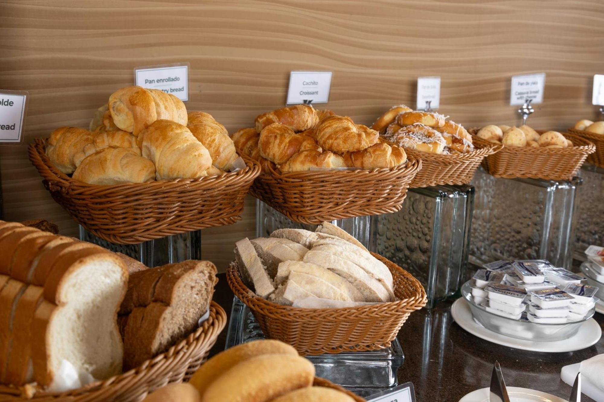 ฮอลิเดย์อินน์ กวายากิล แอร์พอร์ต ภายนอก รูปภาพ Buns and pastries