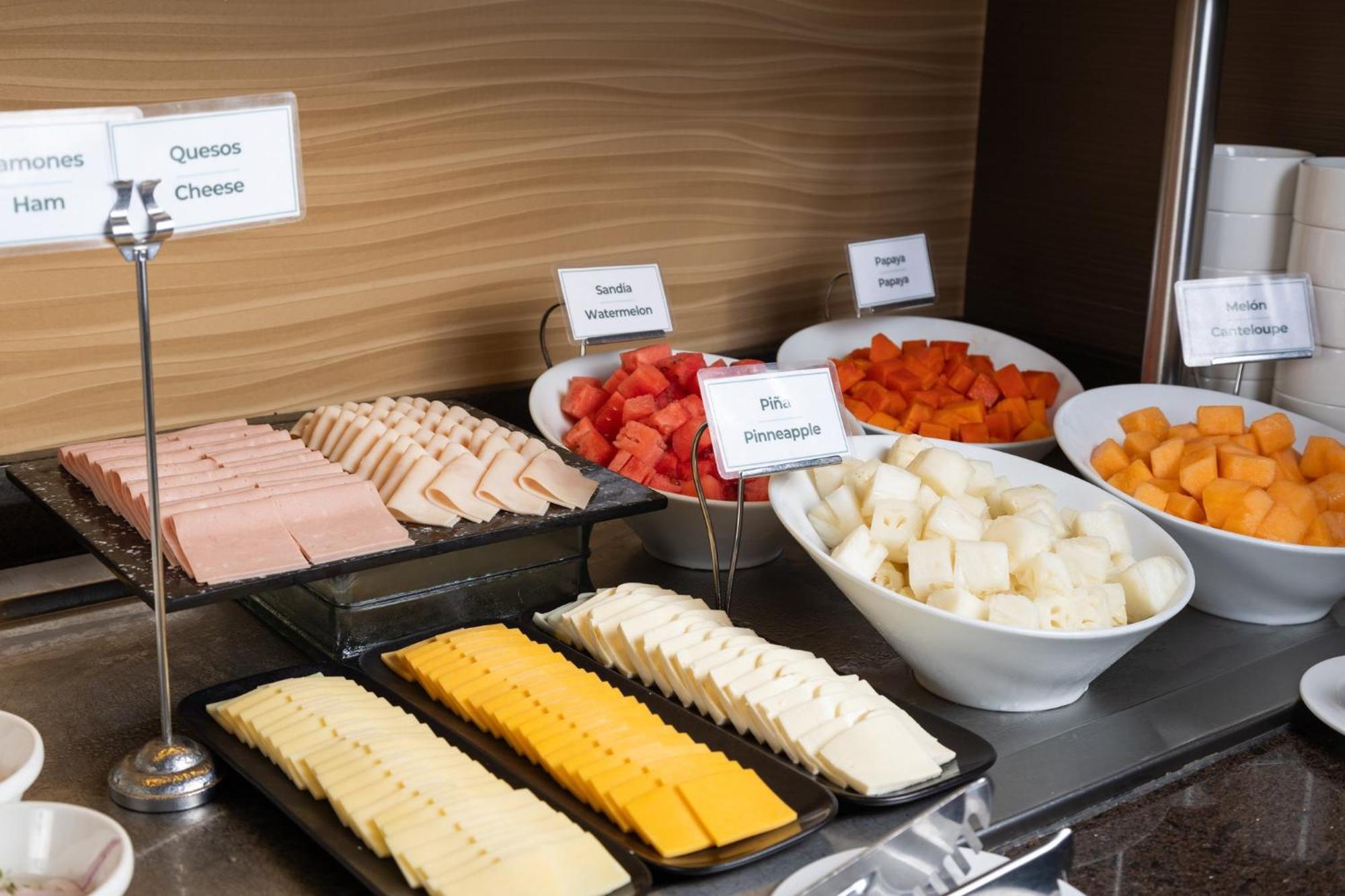 ฮอลิเดย์อินน์ กวายากิล แอร์พอร์ต ภายนอก รูปภาพ A selection of cheese at a buffet