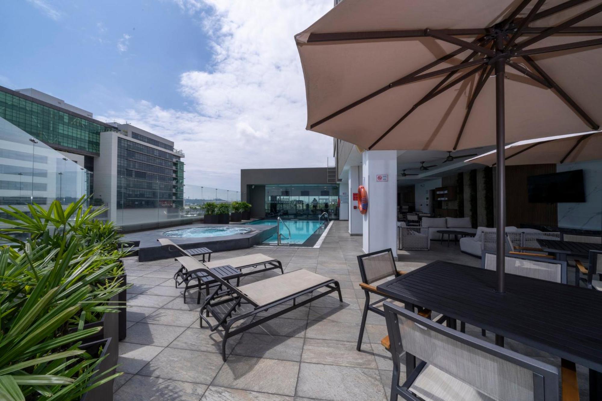 ฮอลิเดย์อินน์ กวายากิล แอร์พอร์ต ภายนอก รูปภาพ Sky Pool