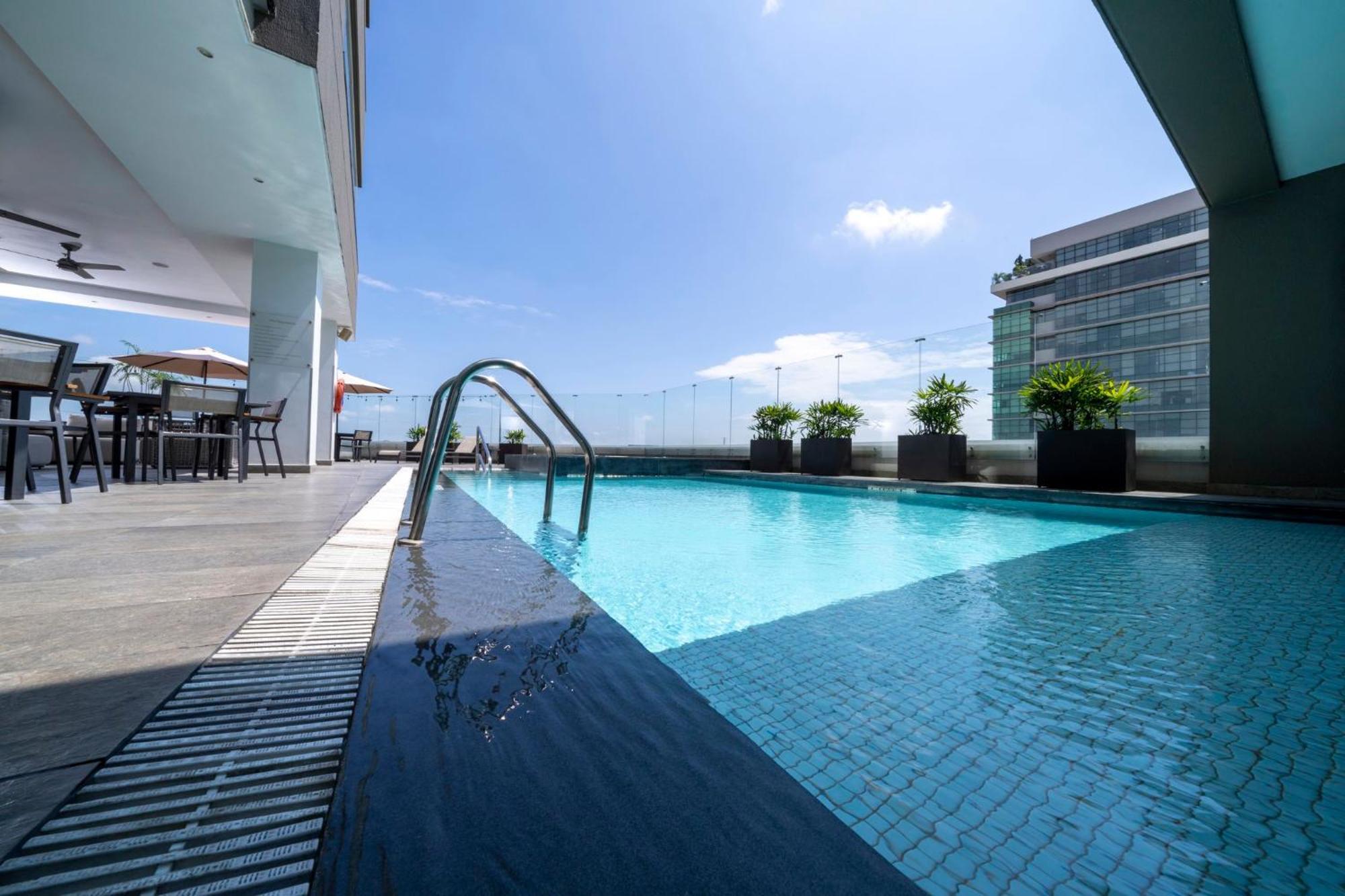 ฮอลิเดย์อินน์ กวายากิล แอร์พอร์ต ภายนอก รูปภาพ The swimming pool at the 33rd floor of the hotel